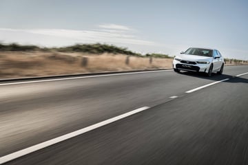 DYNAMIC EXTERIOR UPGRADE HEADLINES REFRESHED HONDA CIVIC e:HEV ...