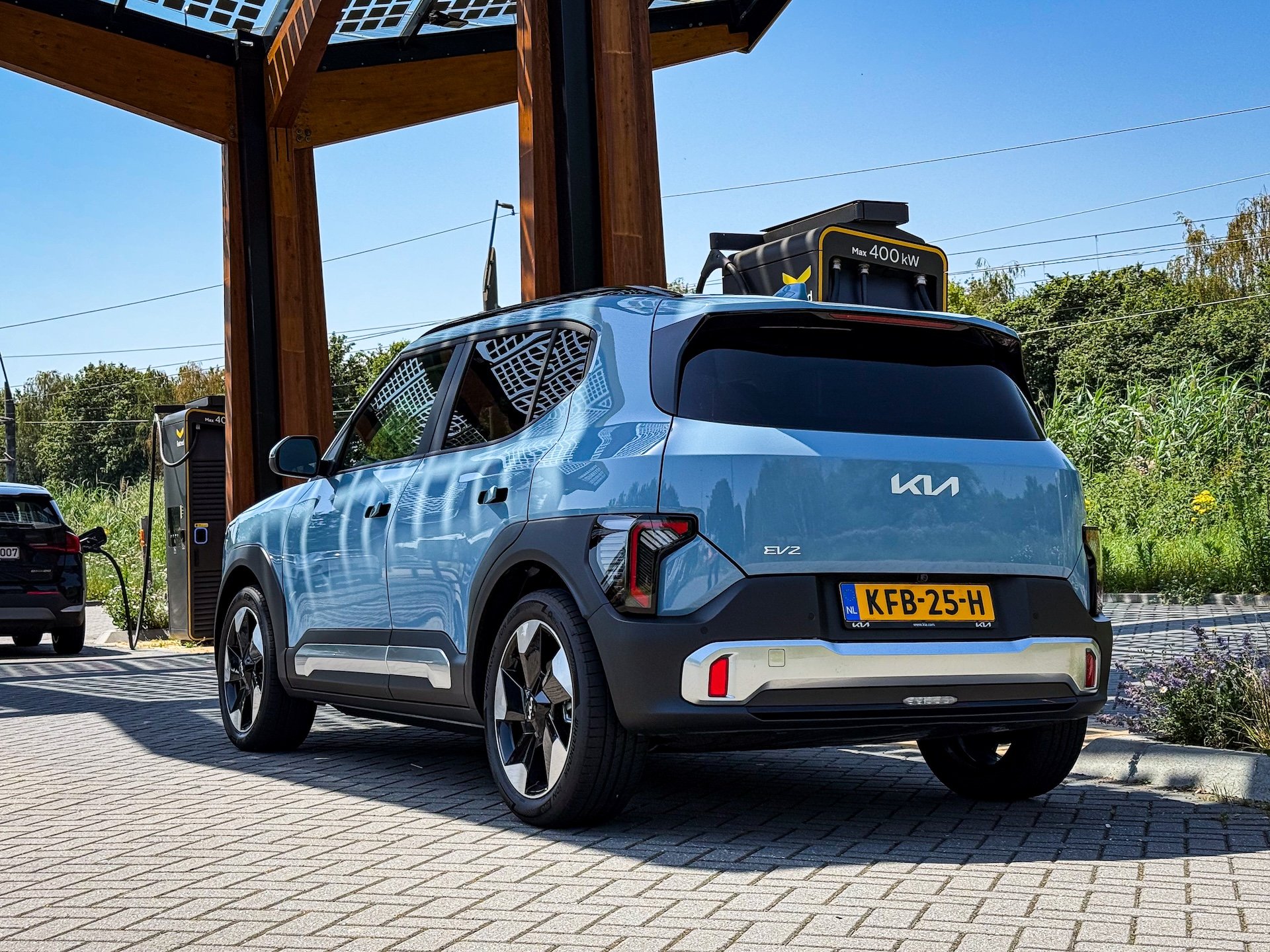 Snelladen bij een FASTNED-laadstation met een KIA EV2