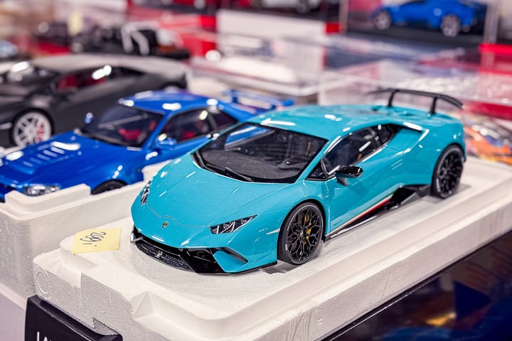 Op deze autobeurs staan misschien wel 100.000 auto’s ...