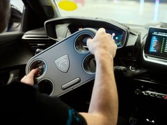 WAT!? Nieuwe Peugeot 208 (2027) krijgt ‘vierkant’ stuur? ...