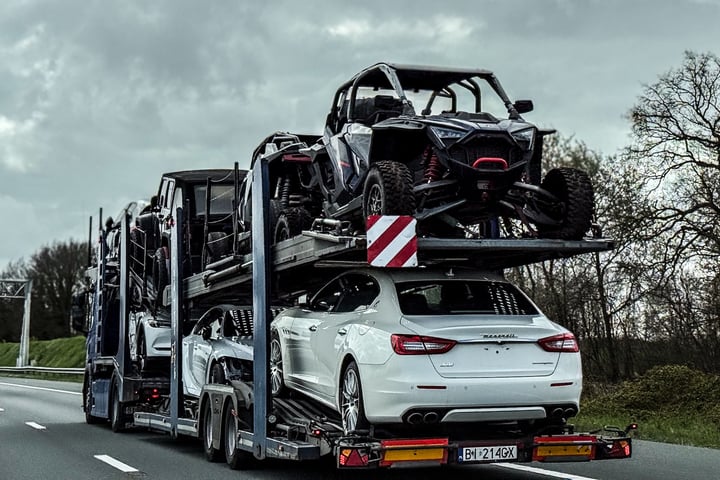 Polaris RZR en Maserati Quattroporte
