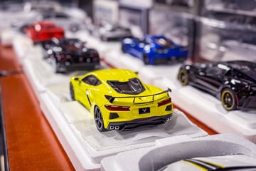 Op deze autobeurs staan misschien wel 100.000 auto’s ...