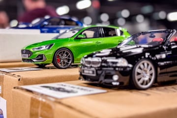 Op deze autobeurs staan misschien wel 100.000 auto’s ...