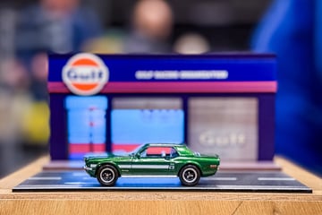 Op deze autobeurs staan misschien wel 100.000 auto’s ...