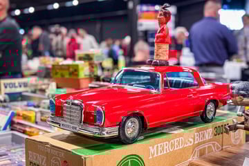 Op deze autobeurs staan misschien wel 100.000 auto’s ...