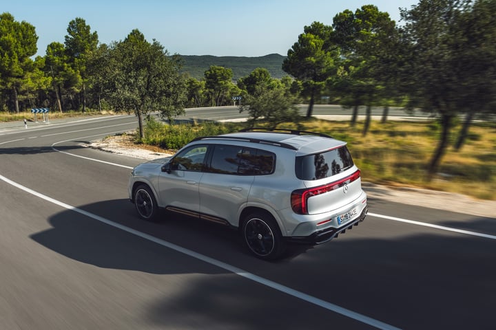 Der neue elektrische Mercedes-Benz GLB. Hightechsilber. 

The all-new electric M ...