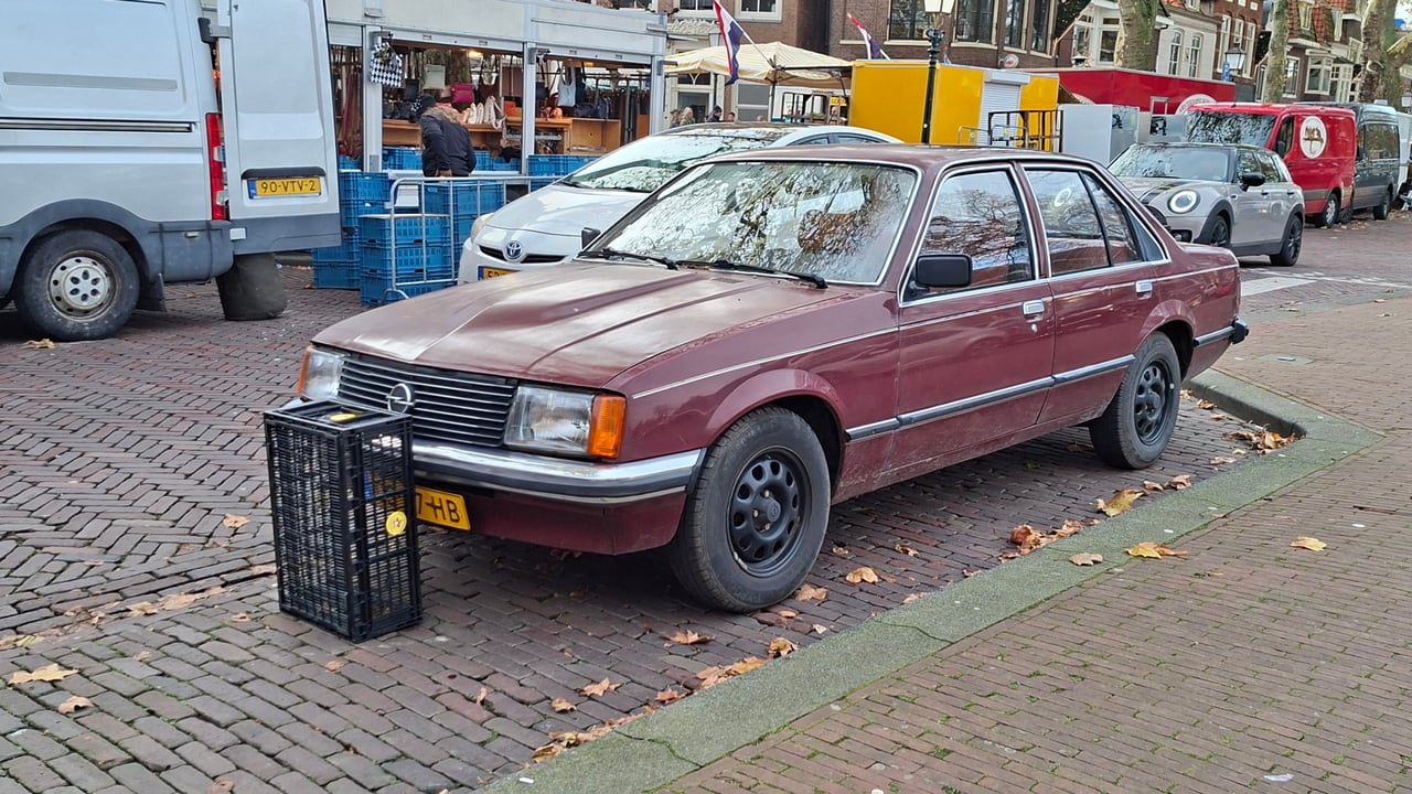Gespot: een Opel Rekord 2.0 S uit 1981 ...