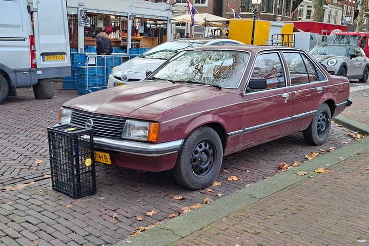 Gespot: een Opel Rekord 2.0 S uit 1981 ...