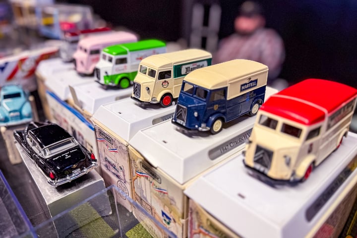 Op deze autobeurs staan misschien wel 100.000 auto’s ...