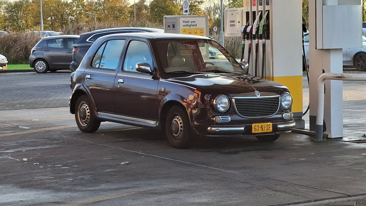 Gespot: een Nissan Verita ...