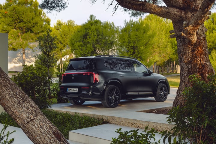 Der neue elektrische Mercedes-Benz GLB. MANUFAKTUR kosmosschwarz magno. 

The al ...