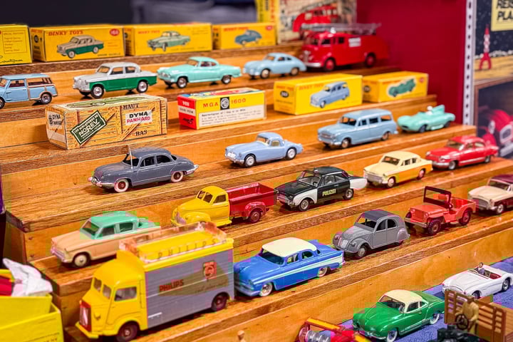 Op deze autobeurs staan misschien wel 100.000 auto’s ...