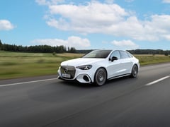Testrit met nieuwe elektrische Mercedes-Benz C-Klasse in C400 4Matic specificatie. Gecombineerd energieverbruik: 18.5‑14.1 kWh/100 km EXTERIOR: MANUFAKTUR opalite white bright | INTERIOR: Nappa leather tagua brown / black