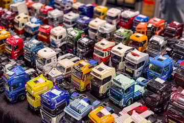 Op deze autobeurs staan misschien wel 100.000 auto’s ...