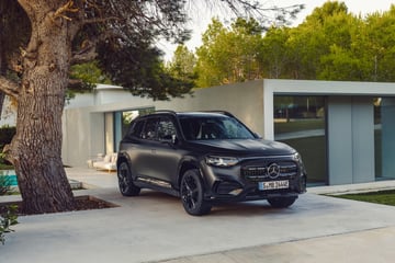 Der neue elektrische Mercedes-Benz GLB. MANUFAKTUR kosmosschwarz magno. 

The al ...