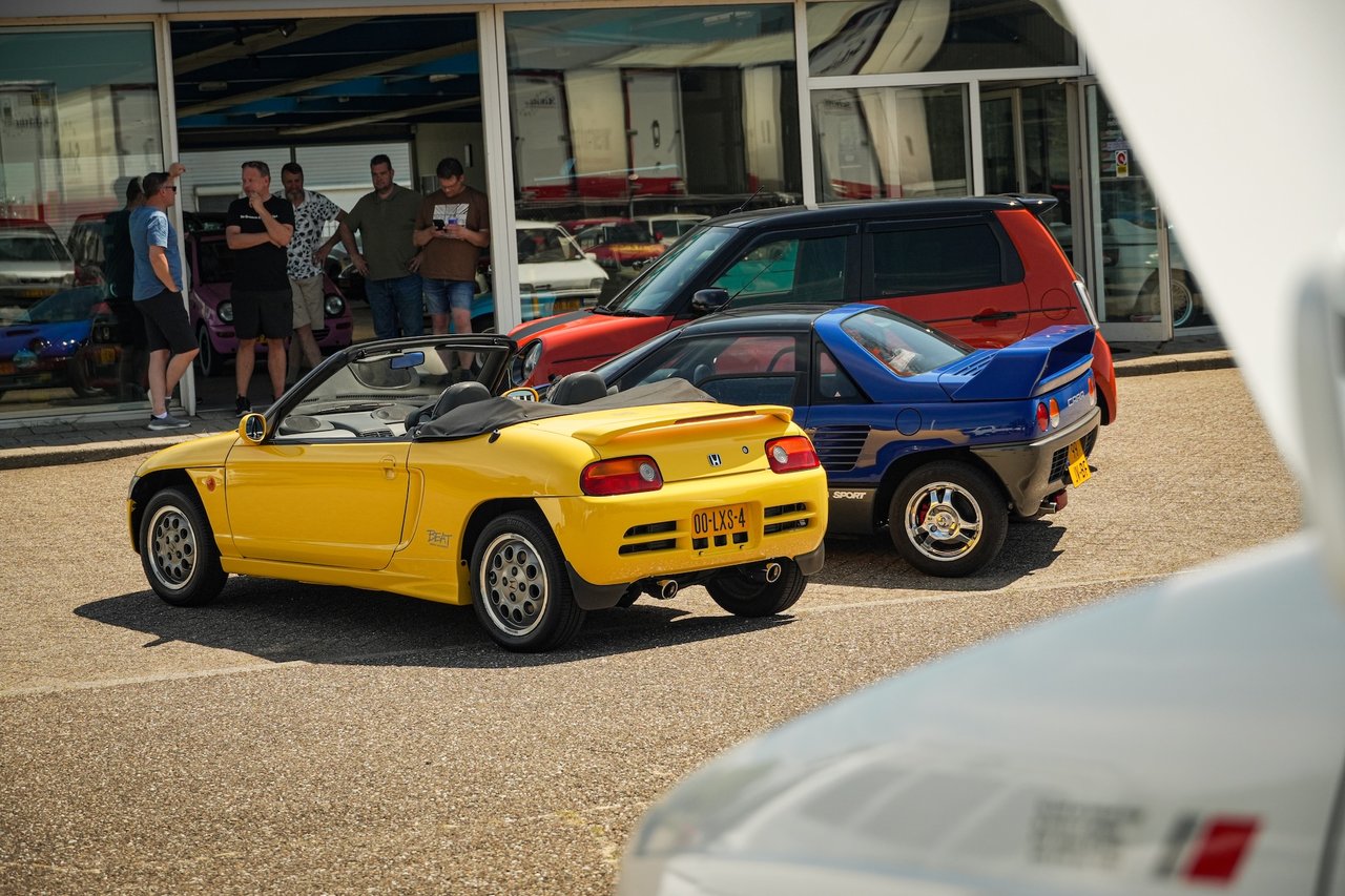 Suzuki Cara tussen diverse andere kei-cars van Nederlandse eigenaren.