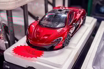 Op deze autobeurs staan misschien wel 100.000 auto’s ...