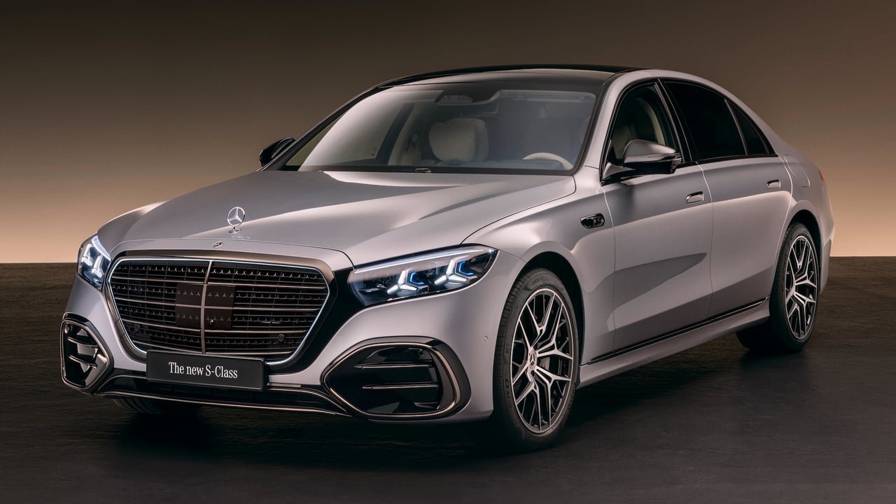 The new S-Class. Stuttgart, 2026. Exterior colour: Hightech silver metallic Exterior: AMG Line; Night Package Interior: Exclusive Nappa leather macchiatobeige / magmagrey; Exclusive Package