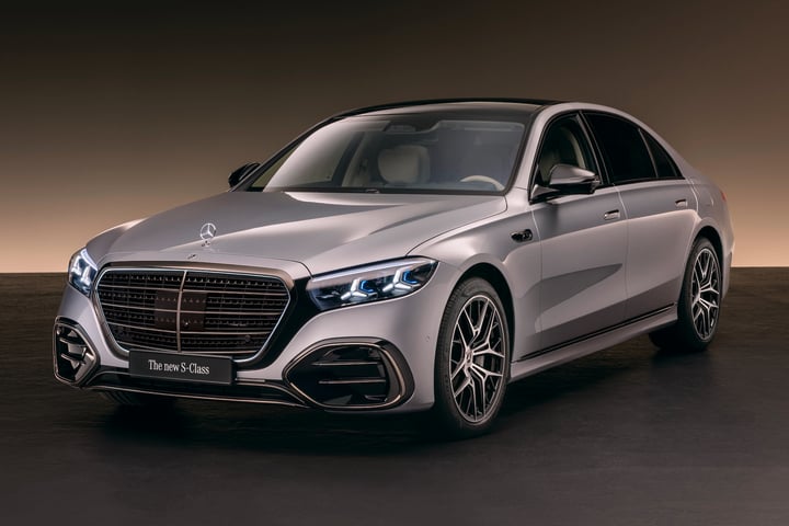 The new S-Class. Stuttgart, 2026. Exterior colour: Hightech silver metallic Exterior: AMG Line; Night Package Interior: Exclusive Nappa leather macchiatobeige / magmagrey; Exclusive Package