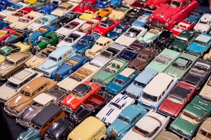 Op deze autobeurs staan misschien wel 100.000 auto’s ...