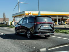 Gespot: Lijkt op een Lexus LM, maar is het niet ...