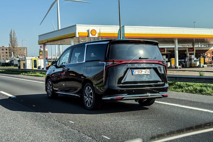 Gespot: Lijkt op een Lexus LM, maar is het niet ...