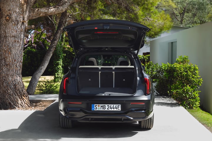 Der neue elektrische Mercedes-Benz GLB. MANUFAKTUR kosmosschwarz magno. 

The al ...