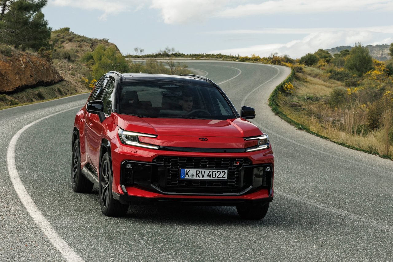 Rijden in de Toyota RAV4 Plug-in Hybrid GR SPORT