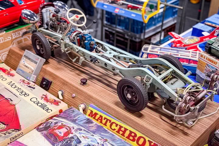 Op deze autobeurs staan misschien wel 100.000 auto’s ...