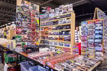 Op deze autobeurs staan misschien wel 100.000 auto’s ...