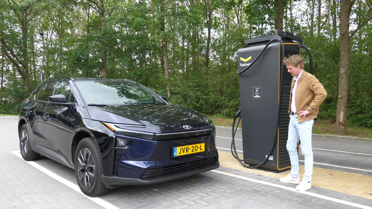 GETEST: zo snel is de Toyota bZ4X aan de snellader ...