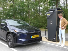 GETEST: zo snel is de Toyota bZ4X aan de snellader ...