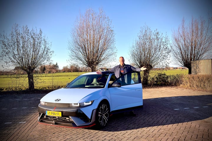 Roland Tameling en de Hyundai IONIQ 5 N voor Kilometers voor KiKa
