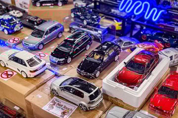 Op deze autobeurs staan misschien wel 100.000 auto’s ...