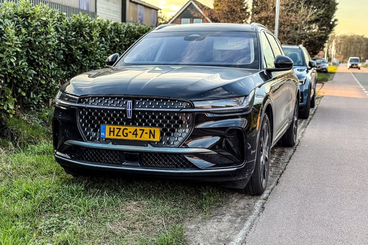 Gespot: Lijkt op een Lexus LM, maar is het niet ...