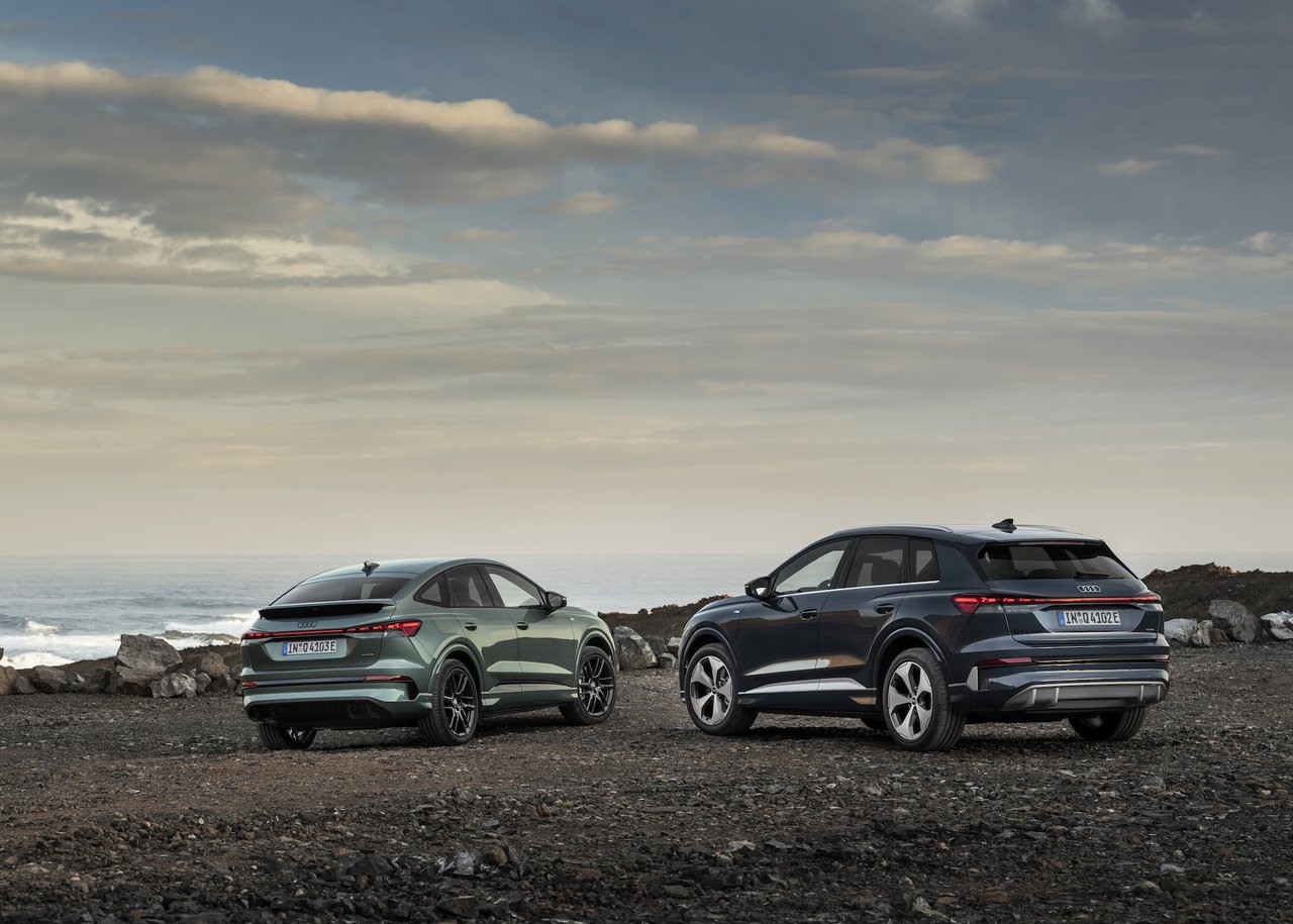 Van links naar rechts: Q4 Sportback e-tron in Sage green metallic, Q4 e-tron in Lavender gray.