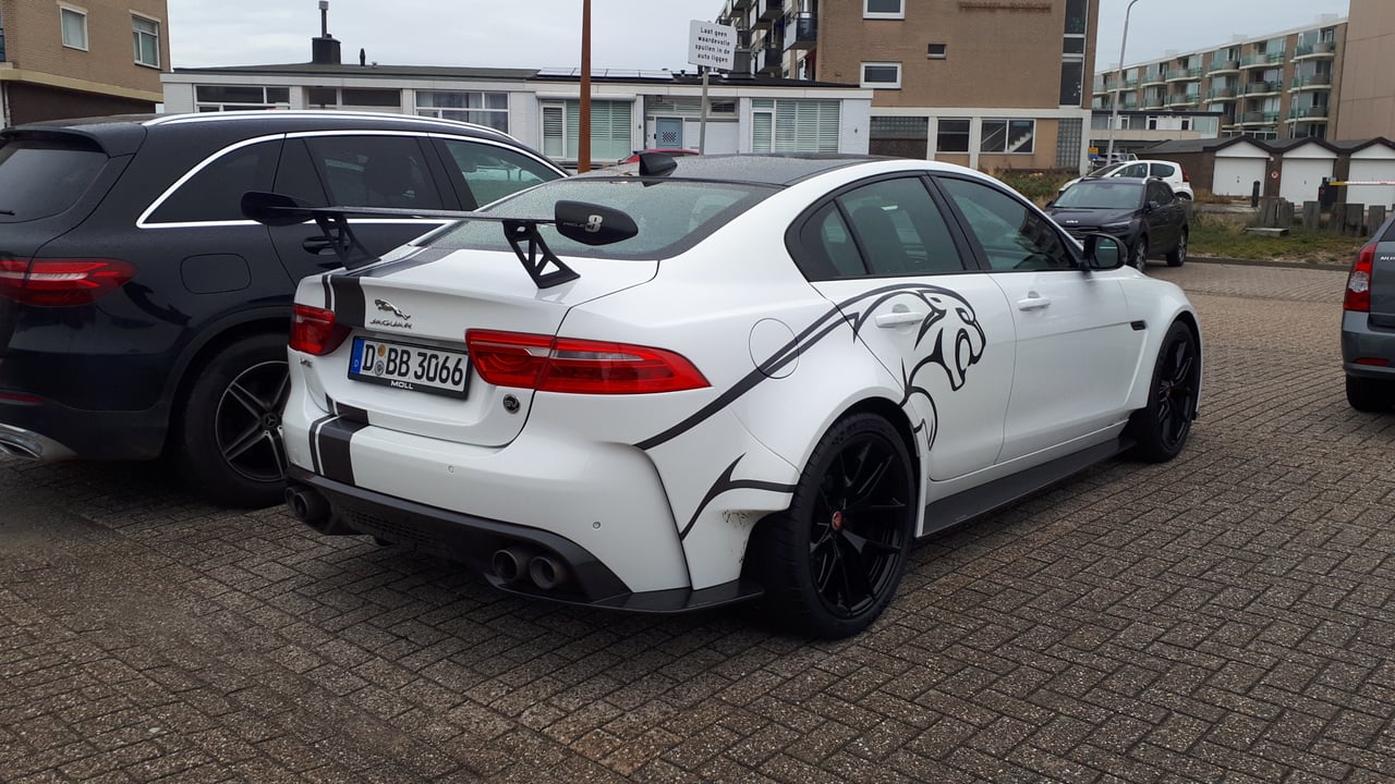Gespot: een Jaguar XE SV Project 8 zomaar in het wild! ...