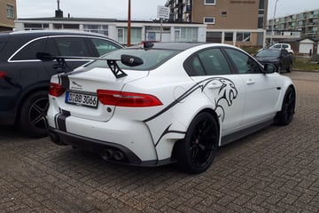Gespot: een Jaguar XE SV Project 8 zomaar in het wild! ...