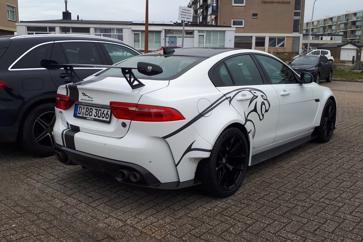 Gespot: een Jaguar XE SV Project 8 zomaar in het wild! ...