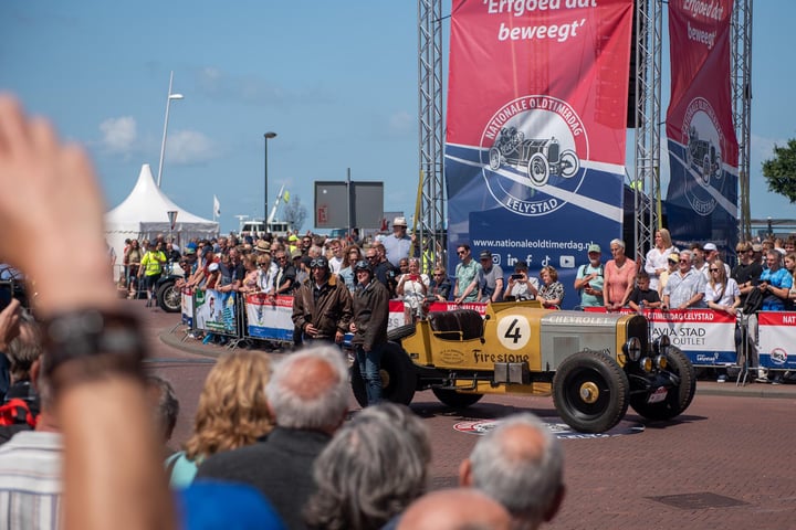 Op Vaderdag naar een rijdend openluchtmuseum? Nationale Oldtimerdag viert jubile ...