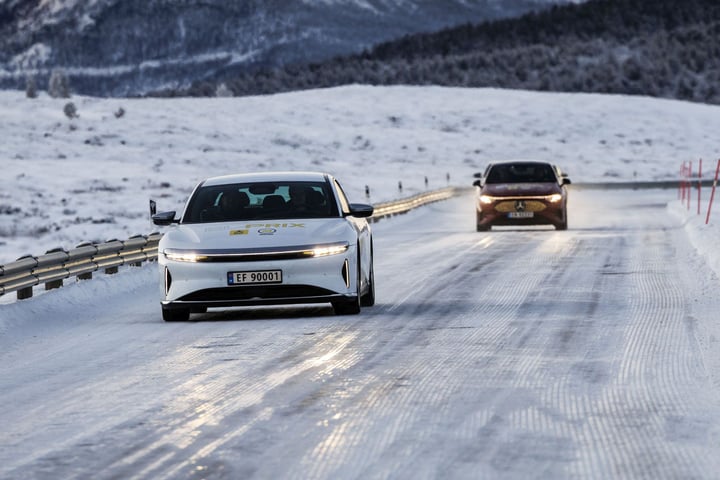 Grote EV-test in de Noorse vrieskou: Lucid Air komt het verst, maar dit is de ec ...
