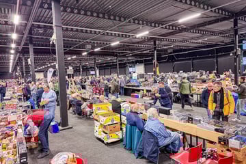 Op deze autobeurs staan misschien wel 100.000 auto’s ...