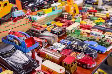 Op deze autobeurs staan misschien wel 100.000 auto’s ...