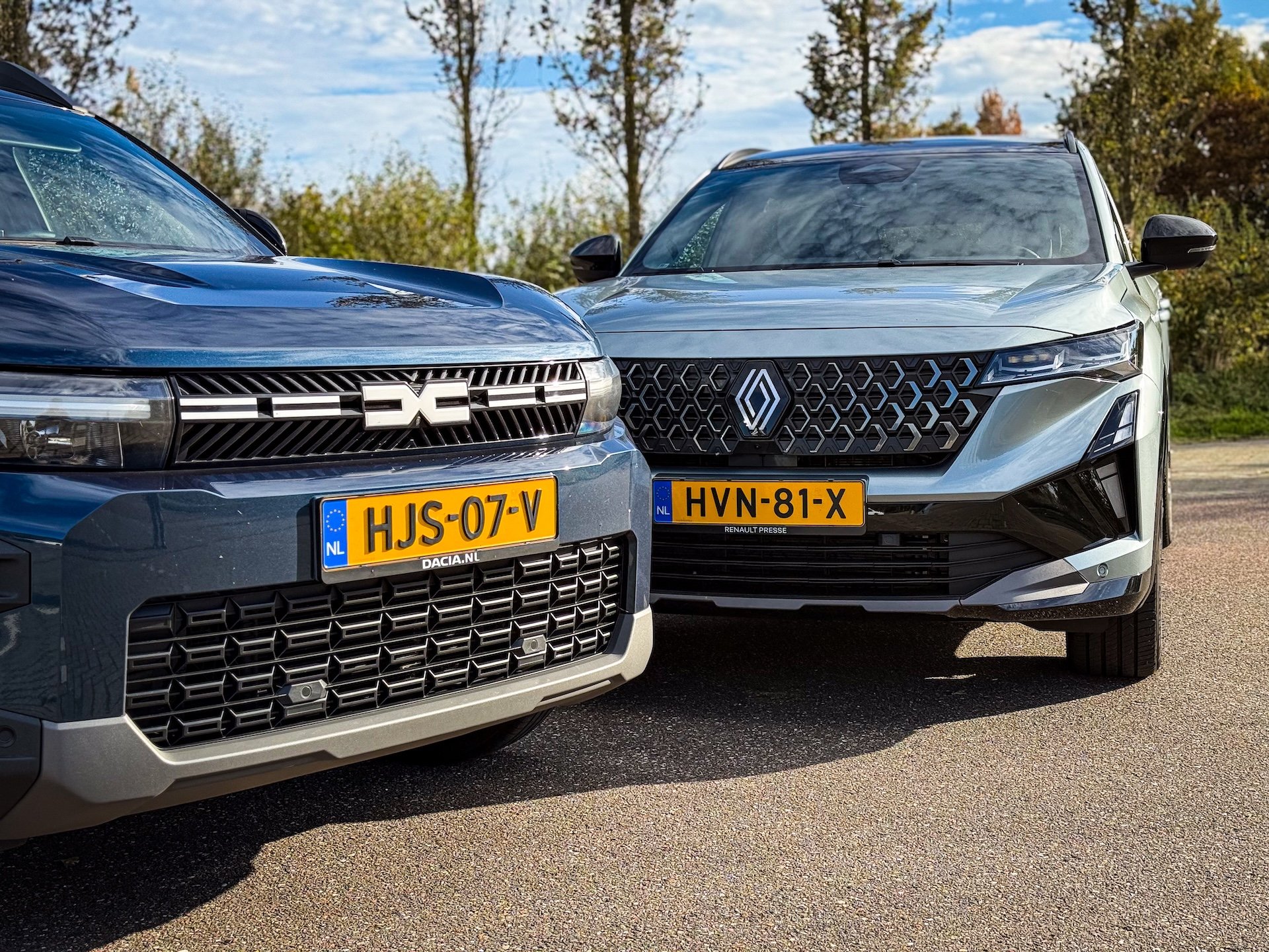 Links: Dacia Bigster Hybrid 155 - Rechts: Renault Espace E-Tech Hybrid 200