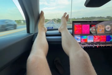 Zien: Eerste Tesla Cybercab-ritjes staan op YouTube (en het is nu al vrij onsmak ...