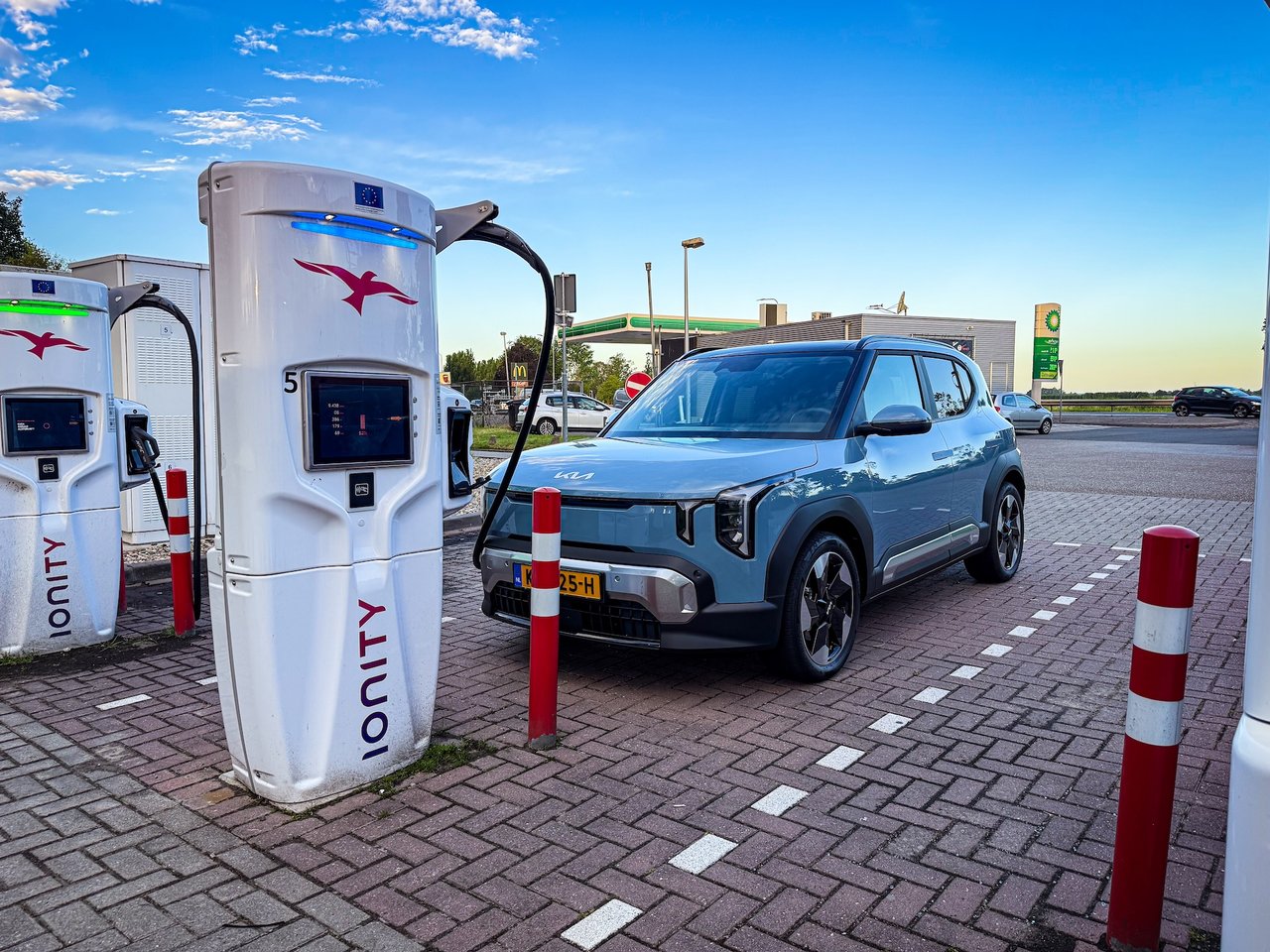 Snelladen bij een IONITY-laadstation met een KIA EV2