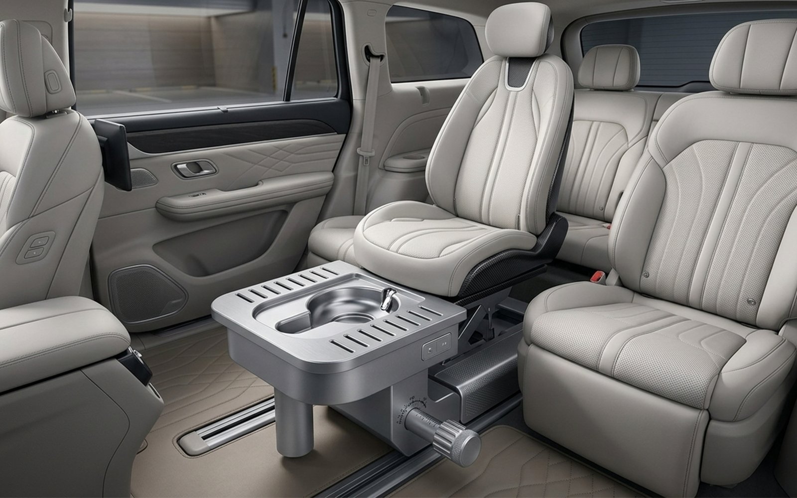 Poepen of plassen in de auto? Chinese autofabrikant patenteert toilet in auto! ...