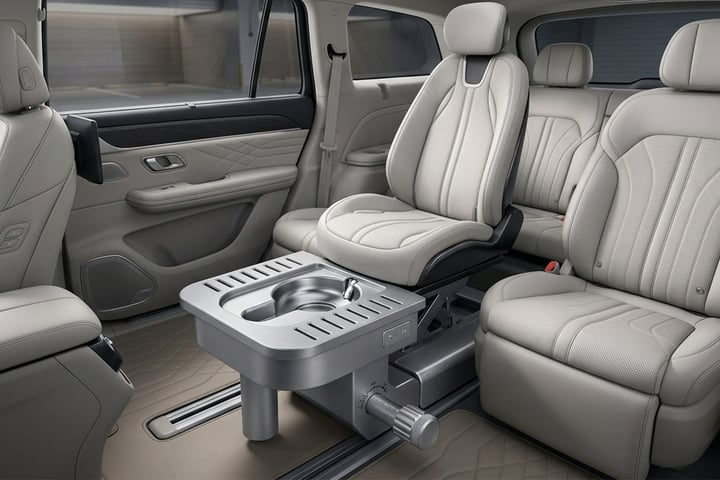 Poepen of plassen in de auto? Chinese autofabrikant patenteert toilet in auto! ...