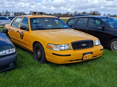 Gespot: een Ford Crown Victoria als echt New Yorkse taxi ...