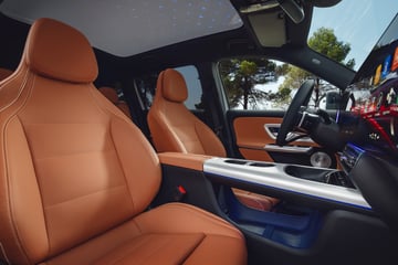 Der neue elektrische Mercedes-Benz GLB. Das SKY CONTROL Panoramadach mit beleuch ...